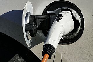 Lidový elektromobil za půl milionu? Aby se automobilkám vyplatil, nesměl by ujet víc než sto kilometrů, říká Martin Jahn